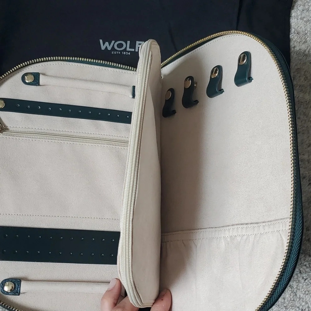 Brand new Wolf emerald green velvet jewelry organizer! Handheld mirror included! - Picture 6 of 10